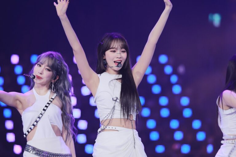 Chaewon 231225 (2000 pics - 13.9 gb)