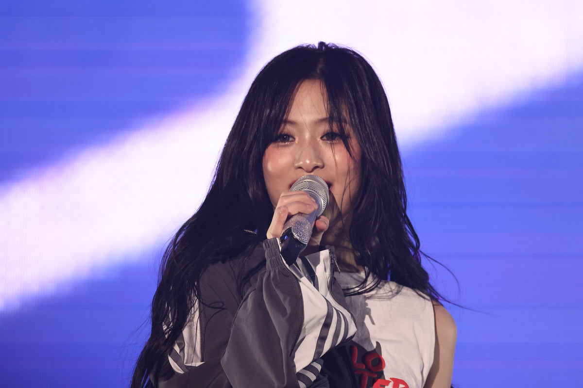 250125 Ahyeon 666 pics