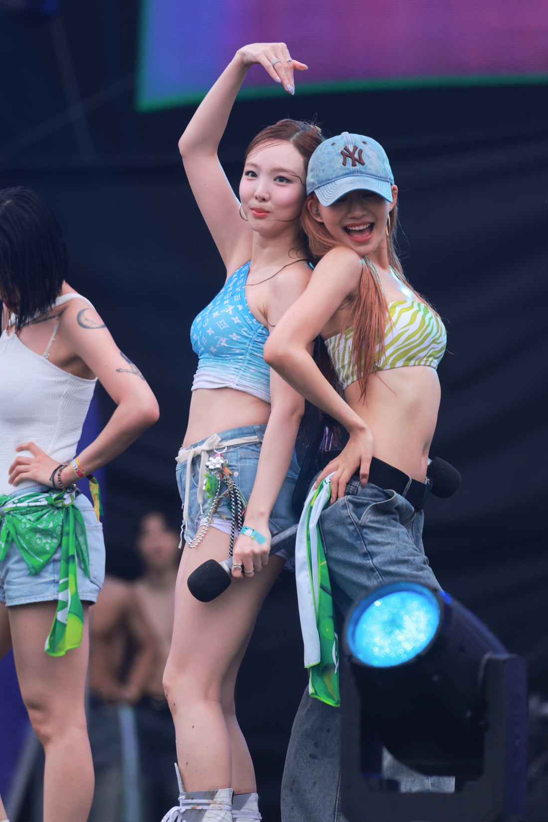 240707 Nayeon & Jullie 1587 pics