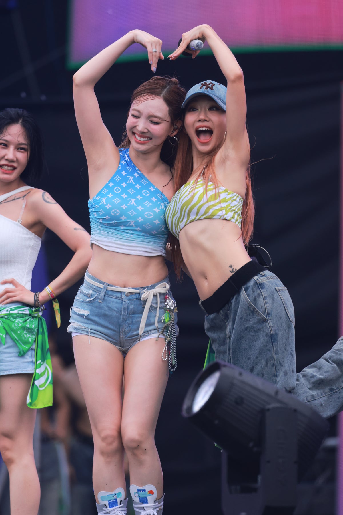 240707 Nayeon & Jullie 1587 pics